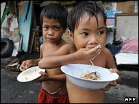 खाना खाते बच्चे