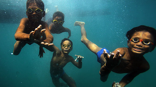 Plant Bajau Laut yn nofio mewn gogls pren © Timothy Allen