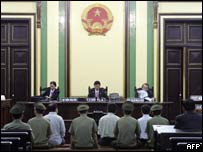 Một phiên toà xét xử bất đồng chính kiến ở VN