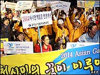 Người dân ăn mừng được chọn làm chủ nhà Á vận hội