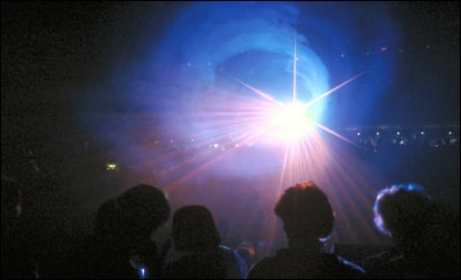 Jovens dançam no clube Hippodrome, em Londres, sob efeitos especiais de luz