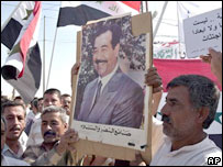 Bakuba'da Saddam Hüseyin posteri taşıyan Sünniler