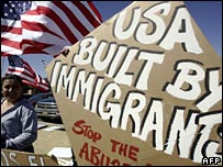 Göçmen taraftarları Bush'u karşılıyor