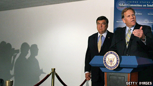 密歇根州共和党众议员罗杰斯和马里兰州民主党众议员鲁佩茨贝格尔(左)（07/06/2012）