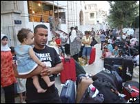 Lübnan'da saldırıdan kaçmaya çalışanlar