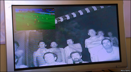 Mineros ven el partido de Chile