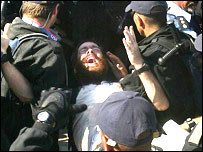 Soldados de Israel retiram um colono de assentamento em Gaza