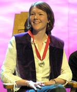 Nia Peris, Caerdydd - Enillydd y Fedal Lenyddiaeth.