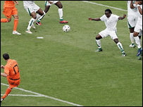 Robin van Persie marca para a Holanda em cobrança de falta