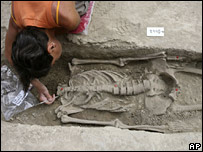 Arkeolog bulunan iskeletin başında çalışıyor