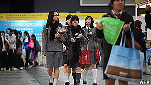 香港職業博覽會上一批中學女生在參觀（18/2/2011）