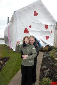 四十一岁摄影师Jasin Boland(杰森·博兰)和德国未婚妻玛丽亚·潘尼亚在情人节礼物前合影