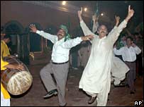 پایکوبی هواداران شریف در لاهور