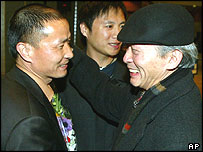 Wang Youcai (bên trái)