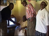 Avó de Barack Obama e amigos no Quênia