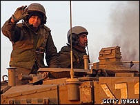 Soldados israelenses voltam de uma operação noturna contra militantes palestinos na Faixa de Gaza