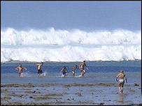 Tsunami dalgaları ve kaçışan insanlar