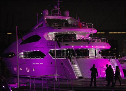 Các đại gia đi xem thuyền