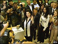 Nazek Hariri, viúva de Rafik Hariri, vota em Beirute