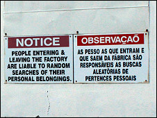 Placa em porta de fábrica escrita em inglês e português