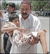 Homem ajuda menino ferido no atentado