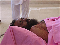 مقامات افغان جسد ملا دادالله را به خبرنگاران نشان دادند