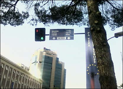 Në rrugët e kryeqytetit shqiptar, Tiranë, rrugët janë mbushur me shenja trafiku me drejtim "Evropën".