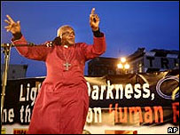 O arcebispo Desmond Tutu durante o protesto em San Francisco