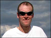 John Barratt teve 90% de seu corpo queimado e se submeteu ao novo tratamento