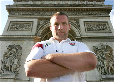 England captain Phil Vickery poses outside the Arc de Triomphe
