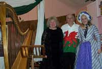 Y delynores Gwyneth Evans gyda John Williams, cadeirydd y Gymdeithas, a Nerys Haqq, unawdydd.