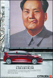 No anúncio da Citroen, Mao olha com desprezo para um carro esportivo