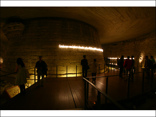 原本是国王宫殿的罗浮宫，其地下室依然保留了部分中世纪时期的城墙。