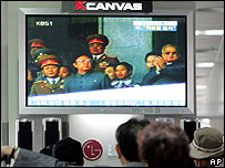 Người Nam Hàn xem tin tức trên tivi