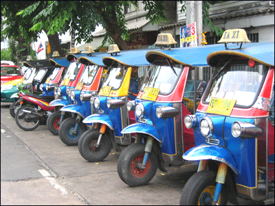 Xe tuk tuk trước cửa công ty của Hat