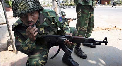 बांग्लादेश राइफ़ल्स के मुख्यालय के बाहर तैनात सैनिक