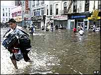 نیو آرلینز میں لوٹ کا سامان لیجاتے ہوئے ایک شخص