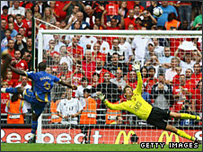 Diarra của Portsmouth sút penalty hỏng ăn