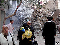 مردم در برابر ساختمان فروریخته