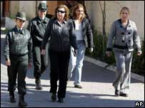 Viúva e filhas de Pinochet são escoltadas por policiais (Foto: Arquivo)