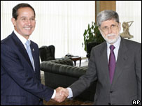 Os ministros das Relações Exteriores da Colômbia, Fernando Araújo, e do Brasil, Celso Amorim