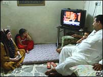 El Arabiya televizyonunu izleyen Iraklılar