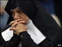 Freira rezando em Aparecida do Norte