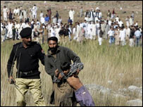 सीमा पार करने की कोशिश करता एक पाकिस्तानी कश्मीरी