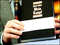 Michal Zítko ukazuje své vydání knihy Mein Kampf