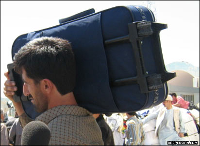 یک مهاجر اخراج شده، با چمدان وسایلش وارد گمرک مرزی اسلام قلعه می شود