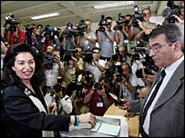 Vdova po zavražděném premiérovi Rafíku Haríríovi volí