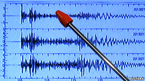 日本气象厅官员展示朝鲜核爆时的地震记录（12/2/2013）
