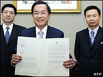 Ông Trần Thủy Biển với đơn xin gia nhập LHQ lần trước