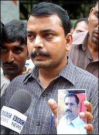 دلیپ اپنے بہنوئی سنیل کی تصویر دکھاتے ہوئے